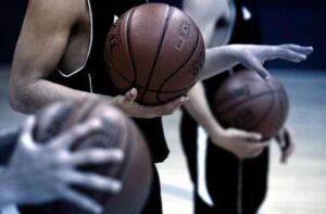 Cara Memegang Bola Basket