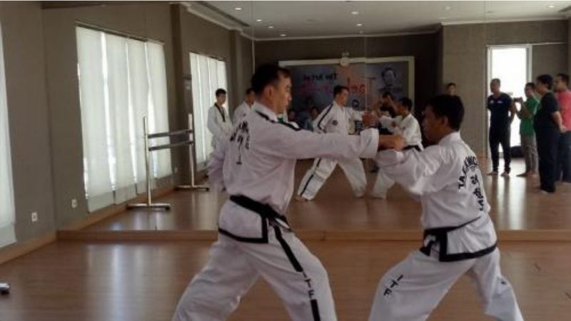 Latihan Memperkuat Tangkisan Taekwondo